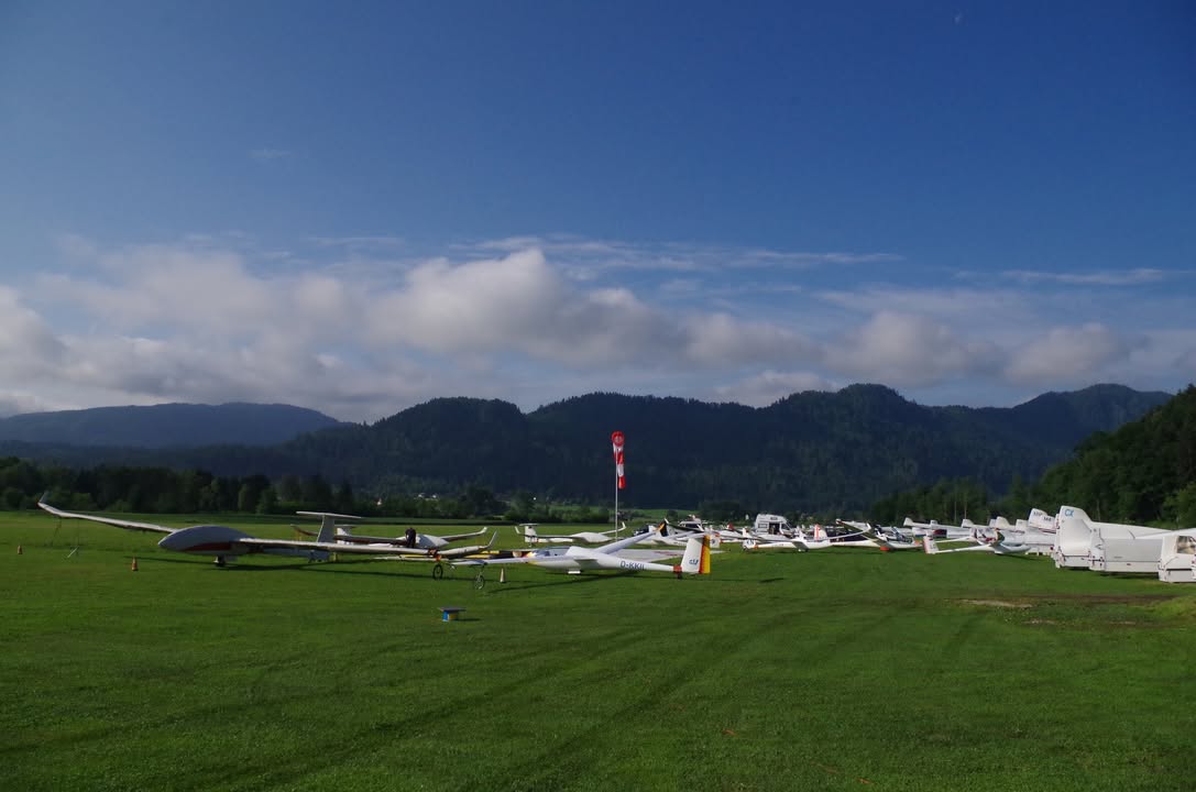 Ein Satz mit X, das war wohl niX: Das Rennen frühgenug gegen Westen zu fliegen, um der Überentwicklung aus den Nockbergen zu entfliehen, hat leider das Wetter für sich gewonnen. Trotz Start der 113er Klasse Abbruch des Tages im Regen. Morgen kommt der nächste Versuch…