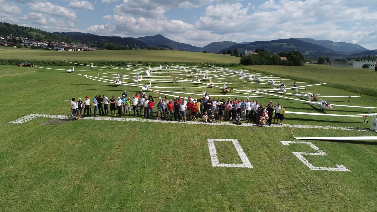 Nach dem heutigen Briefing ging es um 10:45Uhr zum Gruppenfoto vor den aufgestellten Flugzeugen. Im Anschluss wurde dann um 11:00Uhr mit dem 5. Wertungstag begonnen. Wetterbedingt konnte heute eine Rennaufgabe gestellt werden. Wir sind schon gespannt auf die heutige Siegerehrung um 19:00Uhr.