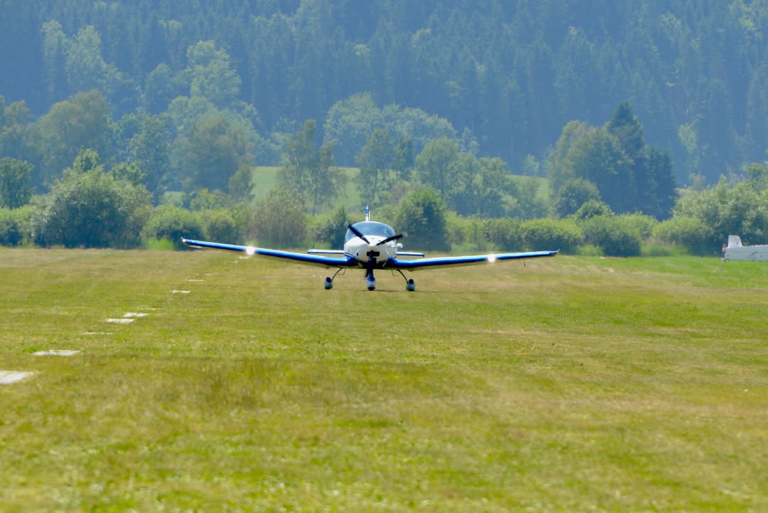 Nach der gestrigen Eröffnungsfeier startete heute der erste Wettkampftag. Die Hitze und die damit verbundene schwache Thermik machte es den Piloten heute schwer überhaupt die Startlinie zu überqueren. Dennoch konnten einige der Teilnehmer die Aufgabe meistern.