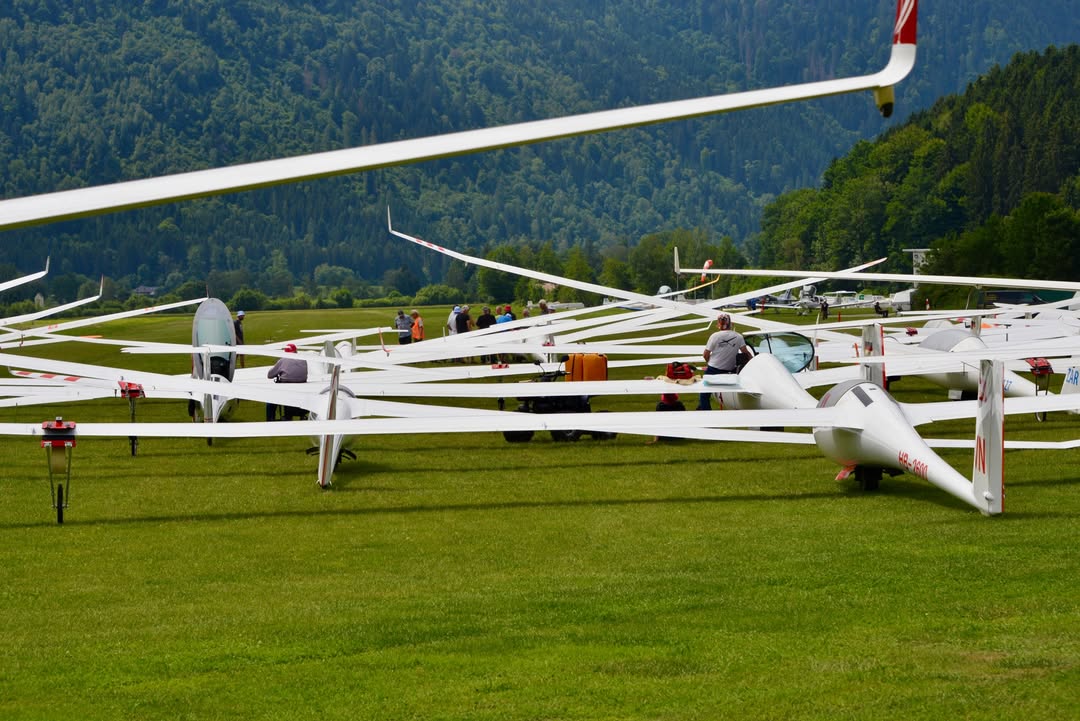 Der 34. Alpe-Adria-Cup lieferte heute mit Task 4 in beiden Klassen wieder einen echten Arbeitstag im Cockpit: Die 113er-Klasse ging auf eine 2:30-Stunden-AAT Richtung Helmseilbahn und Golica, die Offene auf eine 3:00-Stunden-AAT über Antholz, Wurzenpass und Weißbriach. Feuchtepakete, kräftiger Nordwestwind und vereinzelte Schauer machten vor allem das Wegkommen vom Platz anspruchsvoll, während Richtung Westen später zunehmend trockenere Bedingungen nutzbar wurden. Gerade deshalb waren heute saubere Linienwahl, Geduld im schwachen Bart und das richtige Timing zwischen den Wetterfenstern entscheidend — und die vorläufigen Ergebnisse zeigen, dass viele Crews daraus einen starken Wertungstag gemacht haben. Die Fotos und Eindrücke vom Flugplatz und aus dem Bewerb gibt es wieder auf aac.lokf.at; danke an alle Pilotinnen, Piloten, Schleppcrews, Helferinnen und Helfer für den Einsatz am Flugplatz Feldkirchen.