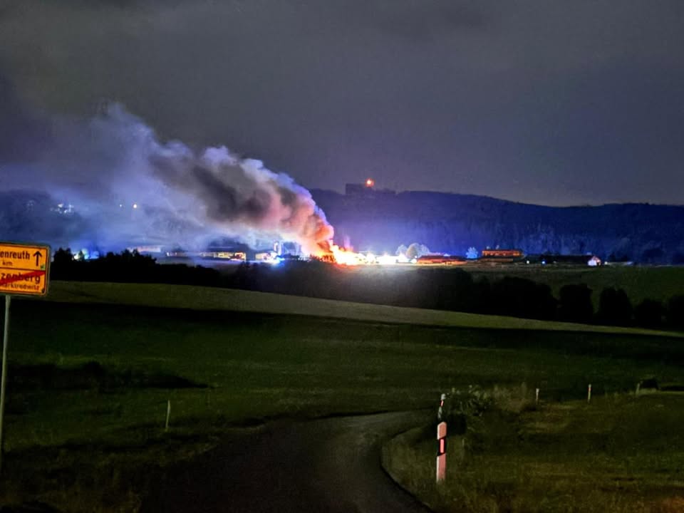 🚨Einsatz!!! 09/2026🚨
Alarmzeit: 05.07.26 - 01:33 Uhr
Alarmstichwort: ABC B - Brand Gefahrstoff/Biogasanlage
Einsatzort: Pfaffenreuth
Eingesetzte Kräfte: FF Wölsauerhammer 44/1+Schlauchanhänger, 11/1+THL Anhänger
In der Nacht wurden wir mit zahlreichen weiteren Feuerwehren nach Pfaffenreuth alarmiert. Hier kam es zu einem Brand einer Lagerhalle und eines Betriebsgebäude der Biogasanlage. Zusammen als Löschzug 30 wurden zwei längere Förderleitungen zur Wasserversorgung vom Dorfteich zur Einsatzstelle verlegt. Angesaugt wurde durch die Tragkraftspritze Wölsauerhammer und Lorenzreuth und durch zwei Zwischenpumpen verstärkt. Die Wölsauerhammer 11/1 fungierte als Führungsfahrzeug des Löschzug 30.
Nach dem Rückbau der Schlauchleitung bekamen wir einen weiteren Einsatzauftrag. Aufgrund verschiedener ausgetretener Gefahrstoffe beim Brandereignis setzten wir in einem nahe gelegenen Bach unsere mobile Ölsperre ein.
Nach ca. 7 Stunden war der Einsatz für uns beendet.