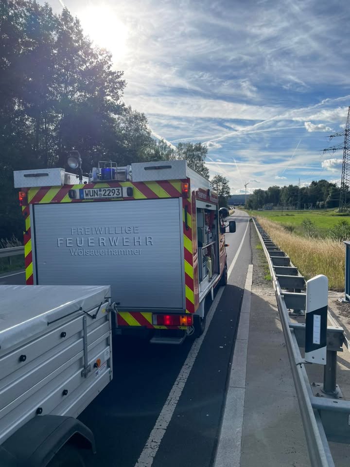 🚨Einsatz!!! 10/2026🚨
Alarmzeit: 08.07.26 - 18:00 Uhr
Alarmstichwort: THL 1 - Ölsperre
Einsatzort: Pfaffenreuth
Eingesetzte Kräfte: FF Wölsauerhammer 44/1, 11/1
Am Mittwochabend wurde nach Rücksprache mit dem Wasserwirtschaftsamt die mobile Ölsperre, welche beim Brandeinsatz in Pfaffenreuth am Sonntag eingesetzt wurde, zurückgebaut. Anschließend wurde die Ölsperre gereinigt und wieder Einsatzklar gemacht.