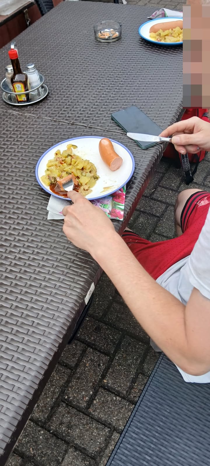 Einsatzbericht 757
Von Ludger
Auslaufmodel? 🤣🥵🥵... Alle Helfer gingen heute an ihre Grenzen. Bei dem schwülen Wetter war es echt heftig.
Brockmanns hatte dafür genau das richtige Essen gemacht. Lauwarmer Speckkartoffelsalat🥔🥗 mit dicken Knackern🌭. Es wurde oft nachgeholt. Danke an das Brockmann Team 🥰
Gisela hatte leckeren Kuchen🥧🥧 gezaubert und alles wieder mit Sahne und Erdbeersauce🍓 verteilt. Süsses ist einfach gut für die Seele.
Es wurden noch 2 wichtige Dinge mit Bedürftigen Abseits im Büro besprochen. Da werden wir schaun wie wir beim Amt etwas klären können.
Eine angenehme, aber sehr volle Ausgabe. Wir können jetzt duschen gehen, leider können es andere nicht.....
Menschlichkeit, die ankommt. ❤️❤️❤️