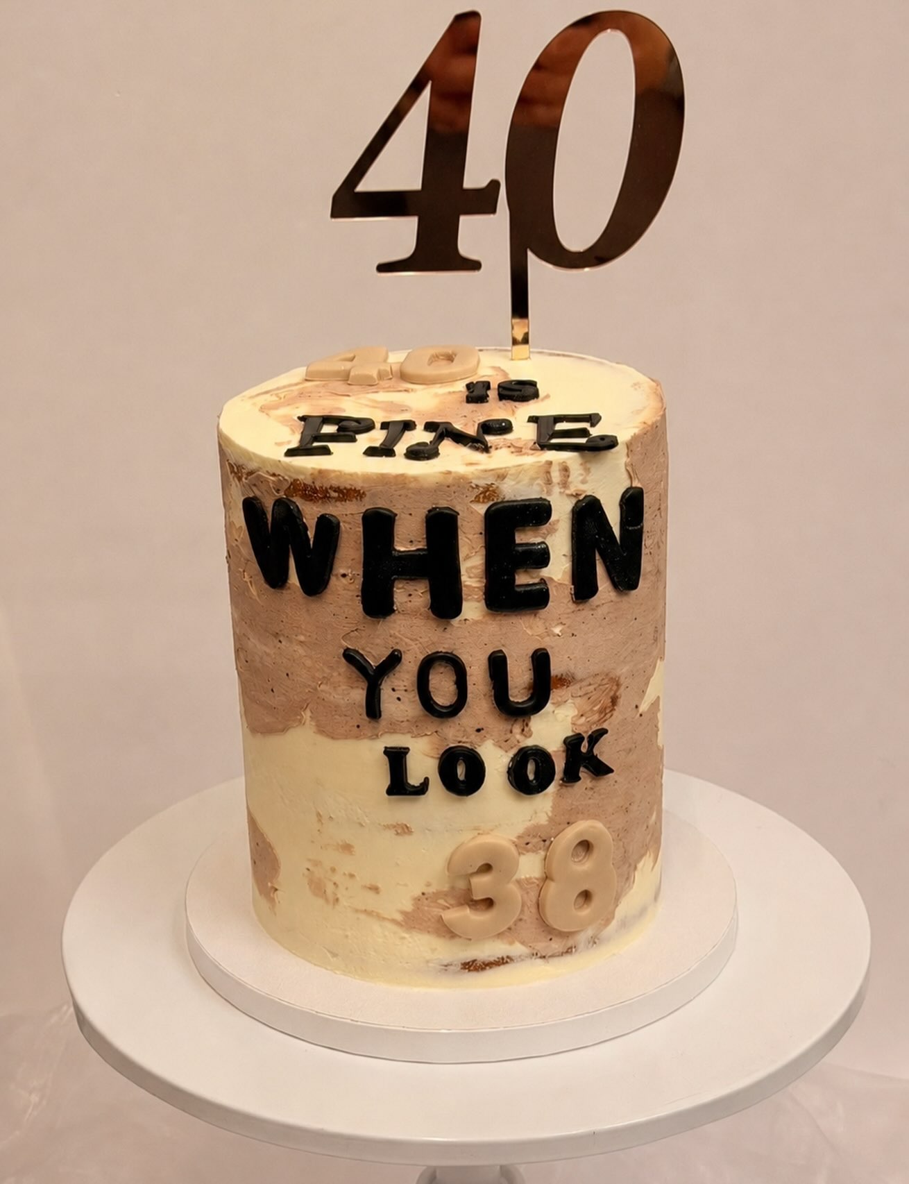 Cheers to 40!
Here’s to celebrating a milestone in style with a cake that’s as bold and beautiful as the birthday star. Wishing unforgettable memories in this exciting new chapter.
•
•
•
•
#Happy40thBirthday #BirthdayCake #customcake #cakebaker #birthdaycake