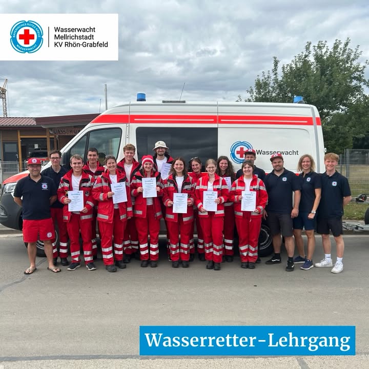 Herzlichen Glückwunsch an unsere neuen Wasserretterinnen und Wasserretter! 🎉❤️
Am vergangenen Wochenende haben 11 Teilnehmende den Wasserretter-Lehrgang am Sulzfelder Badesee absolviert.
Neben theoretischen Grundlagen standen vor allem zahlreiche praktische Übungen auf dem Programm, die von der Rettung aus dem Wasser bis hin zur Erstversorgung an Land gingen.
Mit dem erfolgreichen Abschluss sind sie nun bereit, die SEG Rhön-Grabfeld als aktive Einsatzkräfte zu unterstützen. 💪
Ein großes DANKE geht an das gesamte Ausbilder- und Versorgungsteam, welches die Ausbildung mit viel Engagement ermöglicht hat.🫶🏼